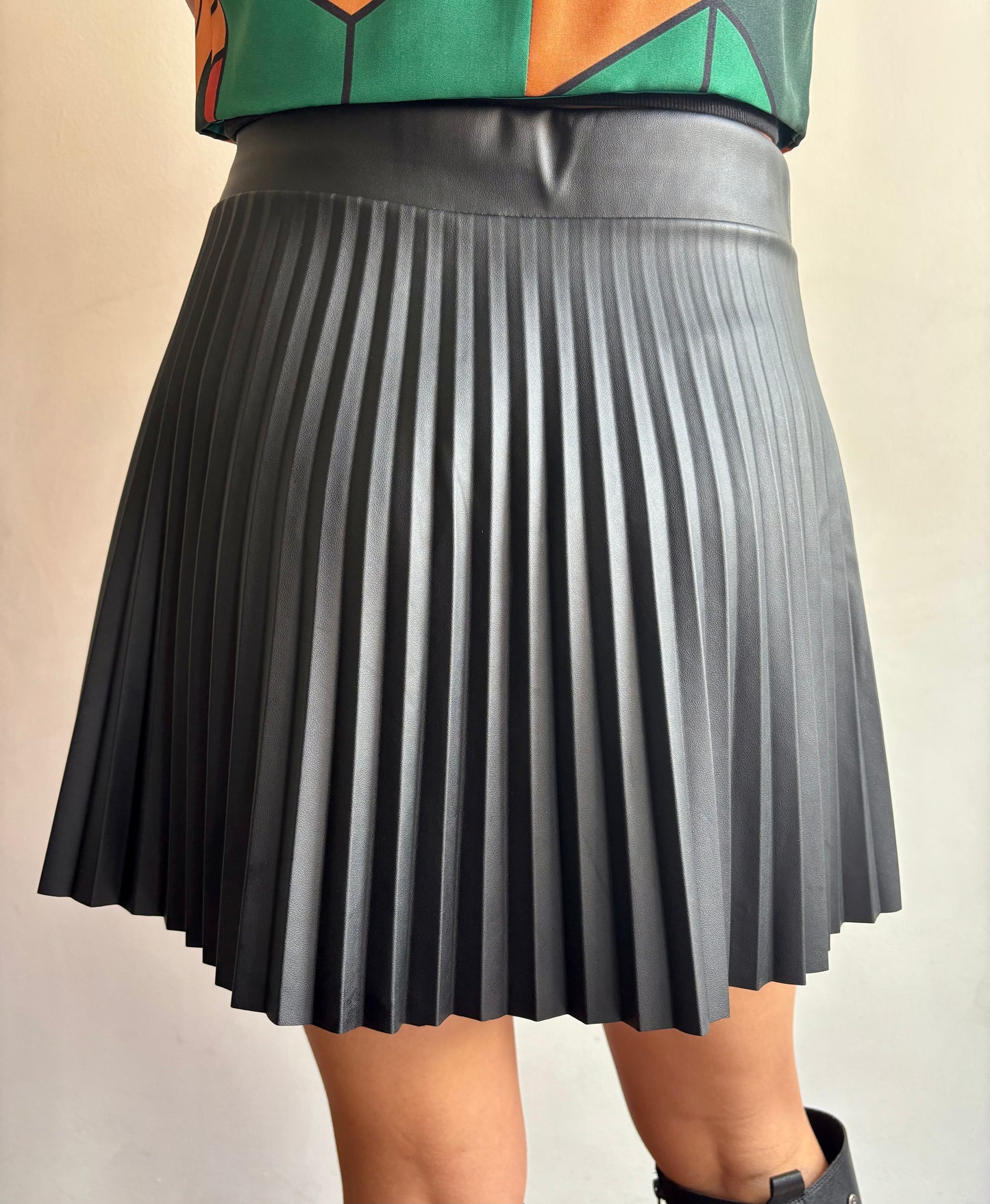 Falda plisada negra